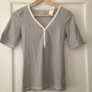 Gap stretch short sleeve v-neck striped tee S NWT